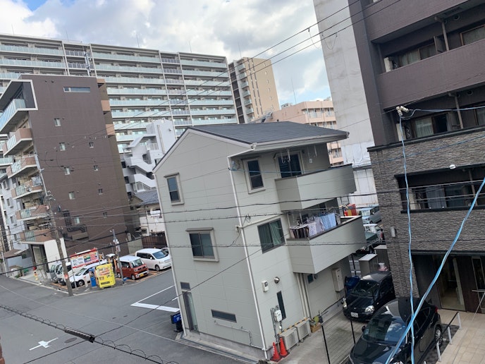 ベランダから下を見ると、コインパーキングが沢山見えます。