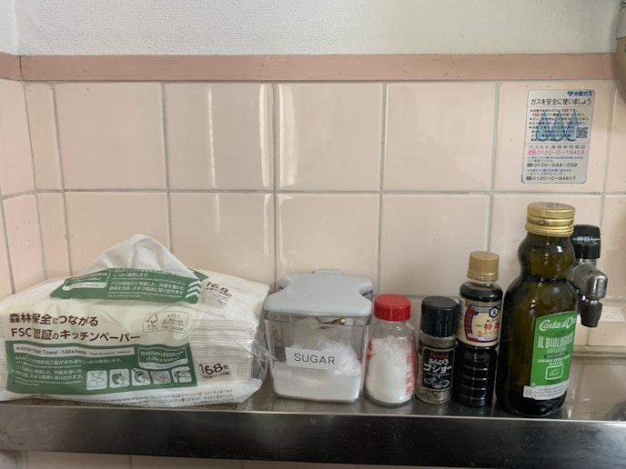 調味料、お鍋、お玉、料理する物はサランラップも一通り有ります。