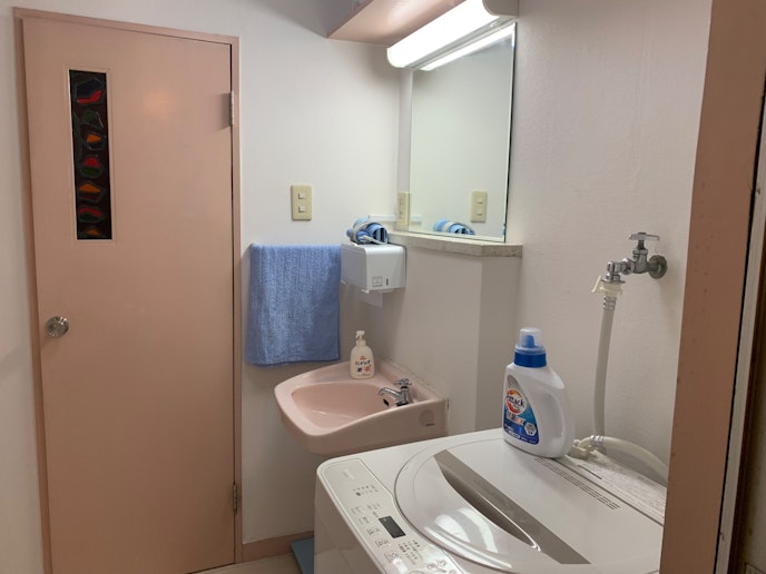 正面がトイレのドアです。