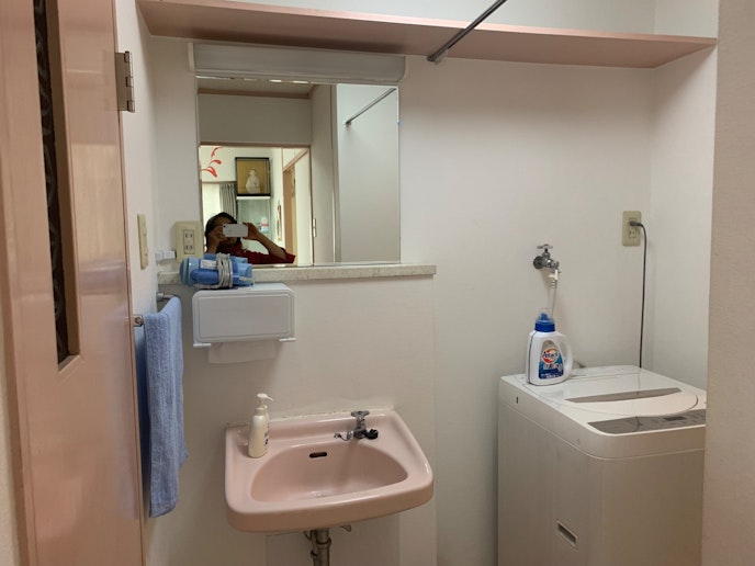 左はトイレのドア、右にバスルームが有ります