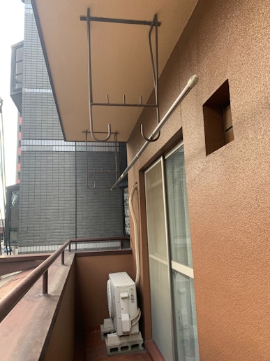 洗濯物干しがベランダにあります