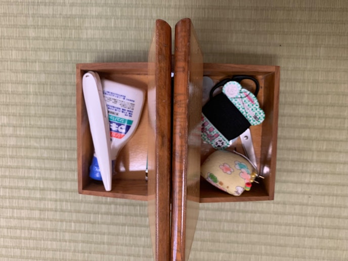 バンドエイド、体温計、爪切り、針、糸、ハサミ、他