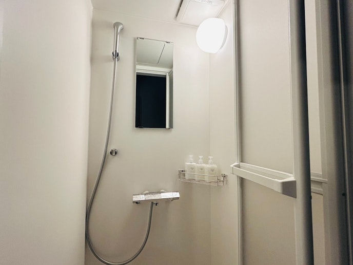 シャワーユニットとバスルーム2つをご用意しております。