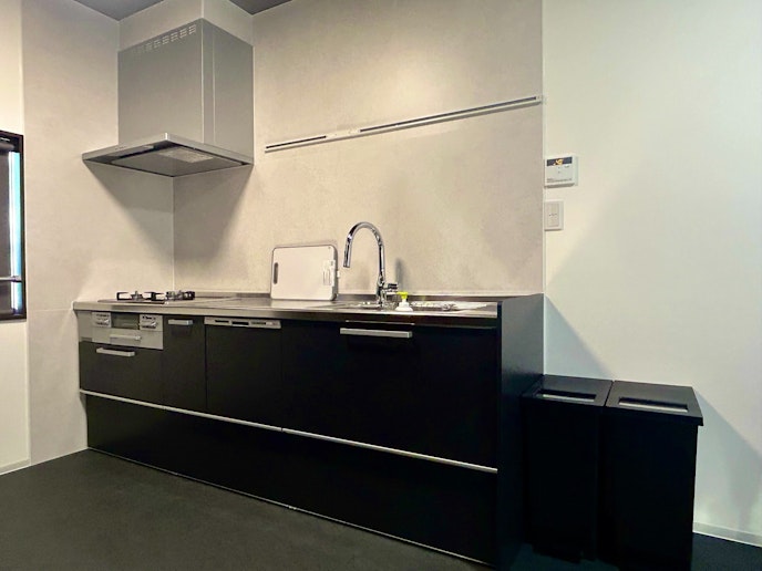 フルキッチンを採用。裏面には調理家電を配置。