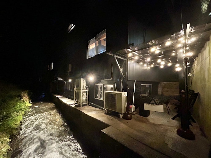 夜の小川とバルコニー