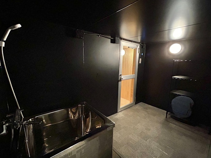 サウナルーム直結のシャワーとバスタブ