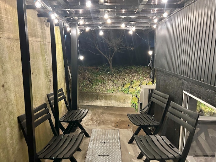 喫煙ルームは屋外にございます。