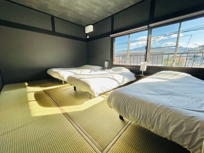 大開口の窓からの景色を朝日と共に