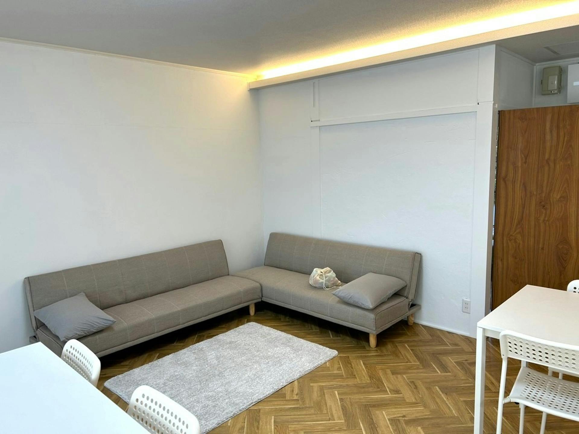 リビングにソファベッド3台あり