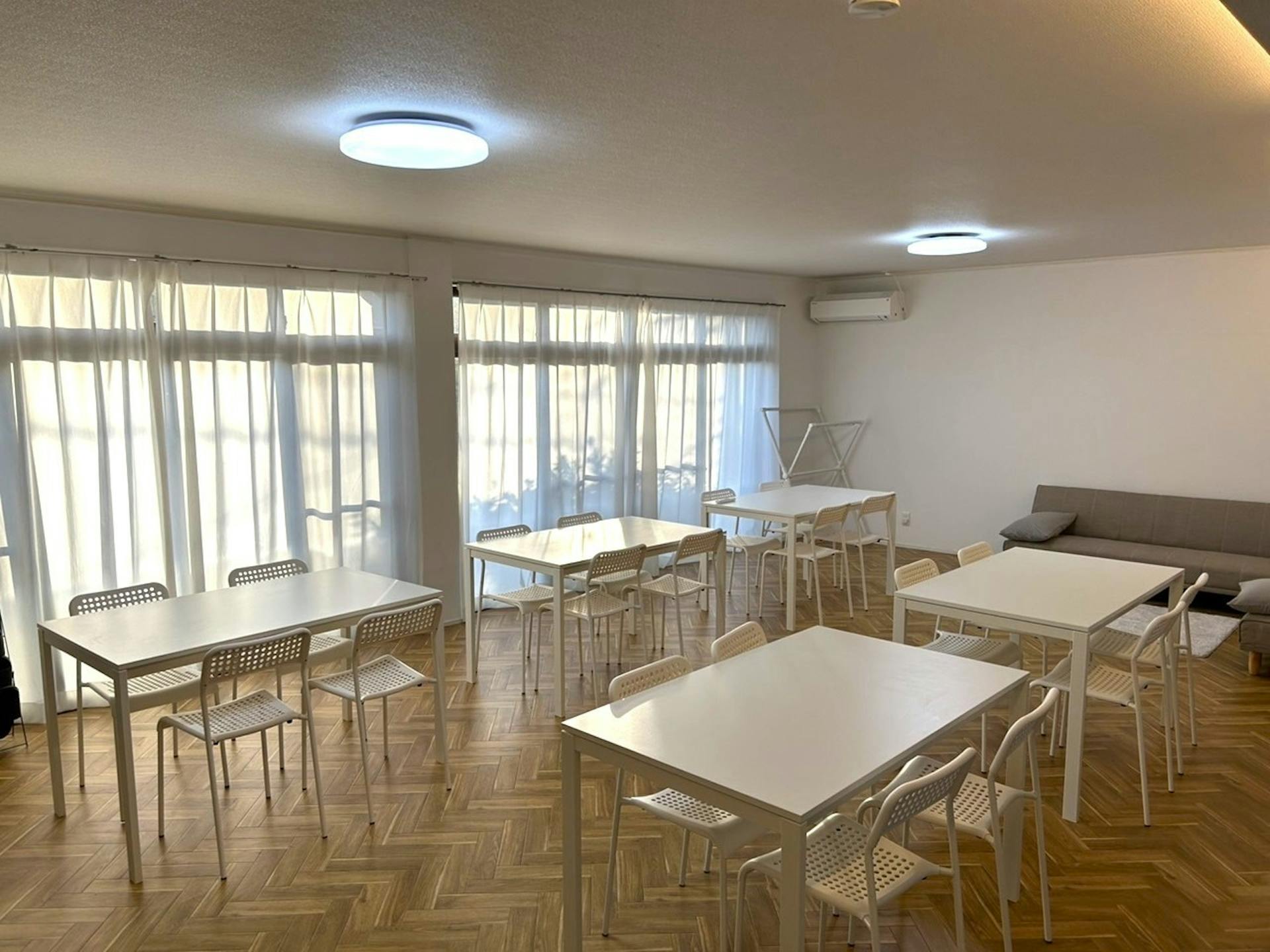 【リビング】・テーブル×6　・イス×32