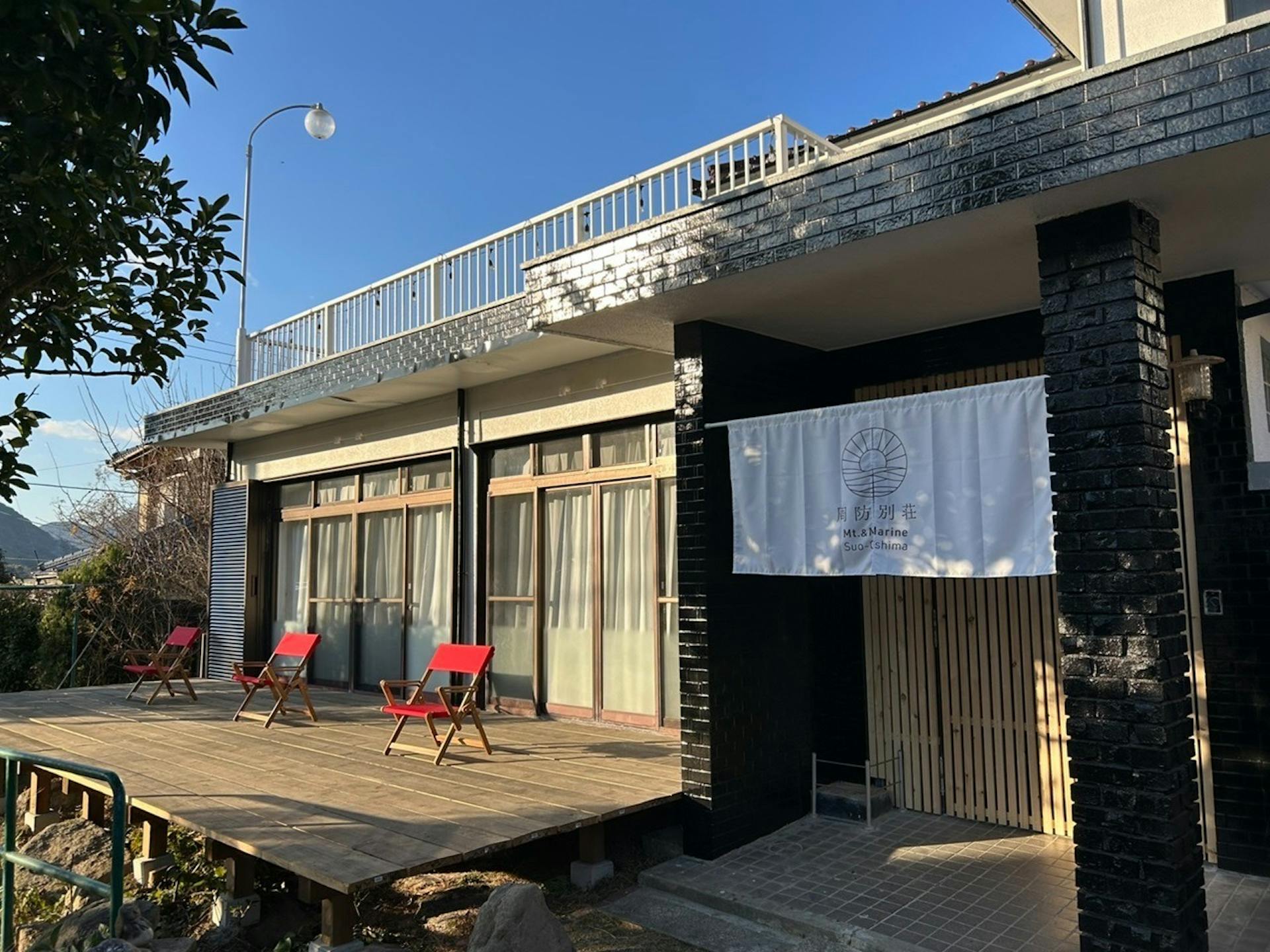 白いのれんが目印！車は4台駐車できます。