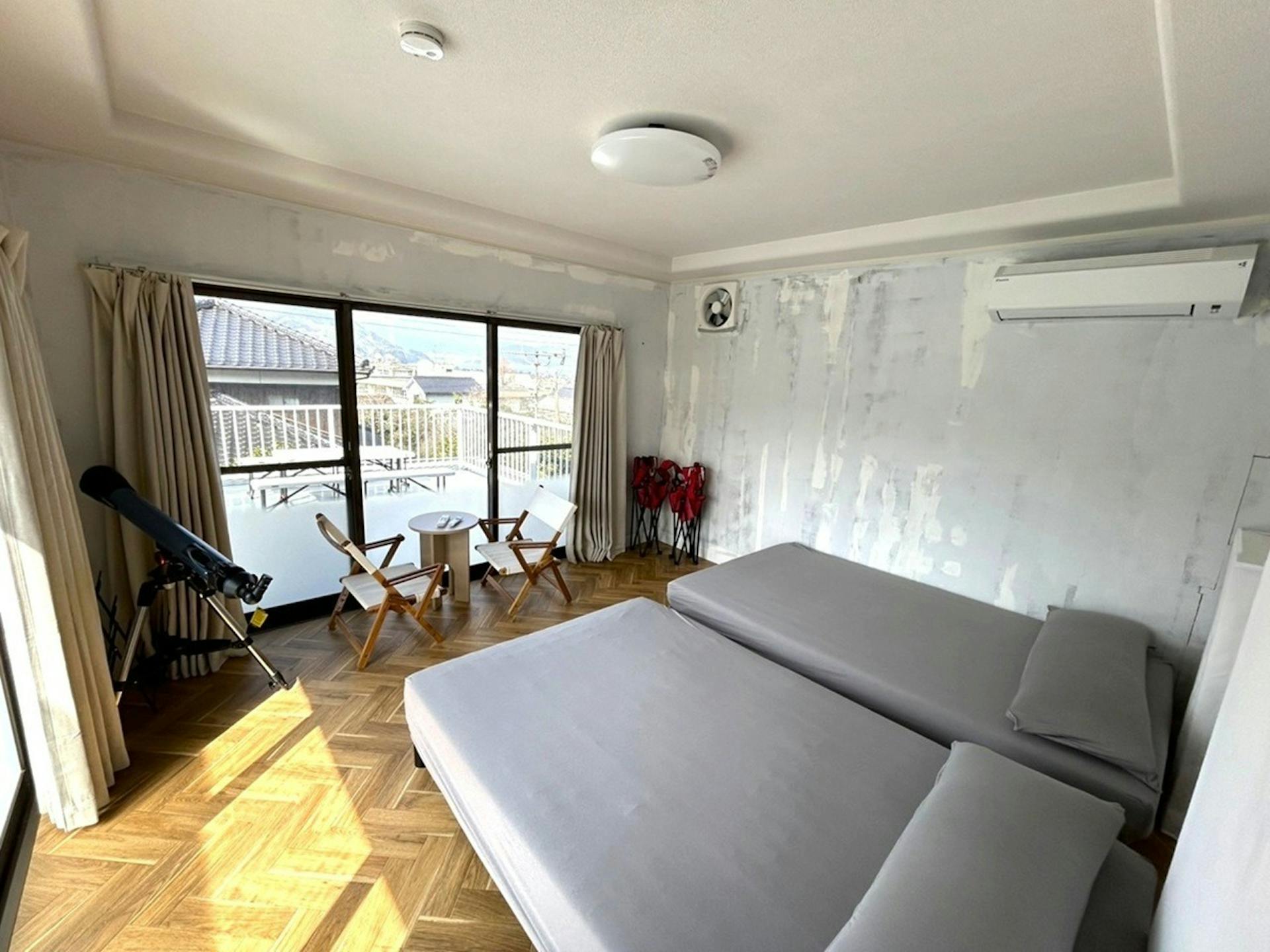 【居室D (7帖) 2階】セミダブルベッド×2、ローテーブル×1、チェア×2、天体望遠鏡あり