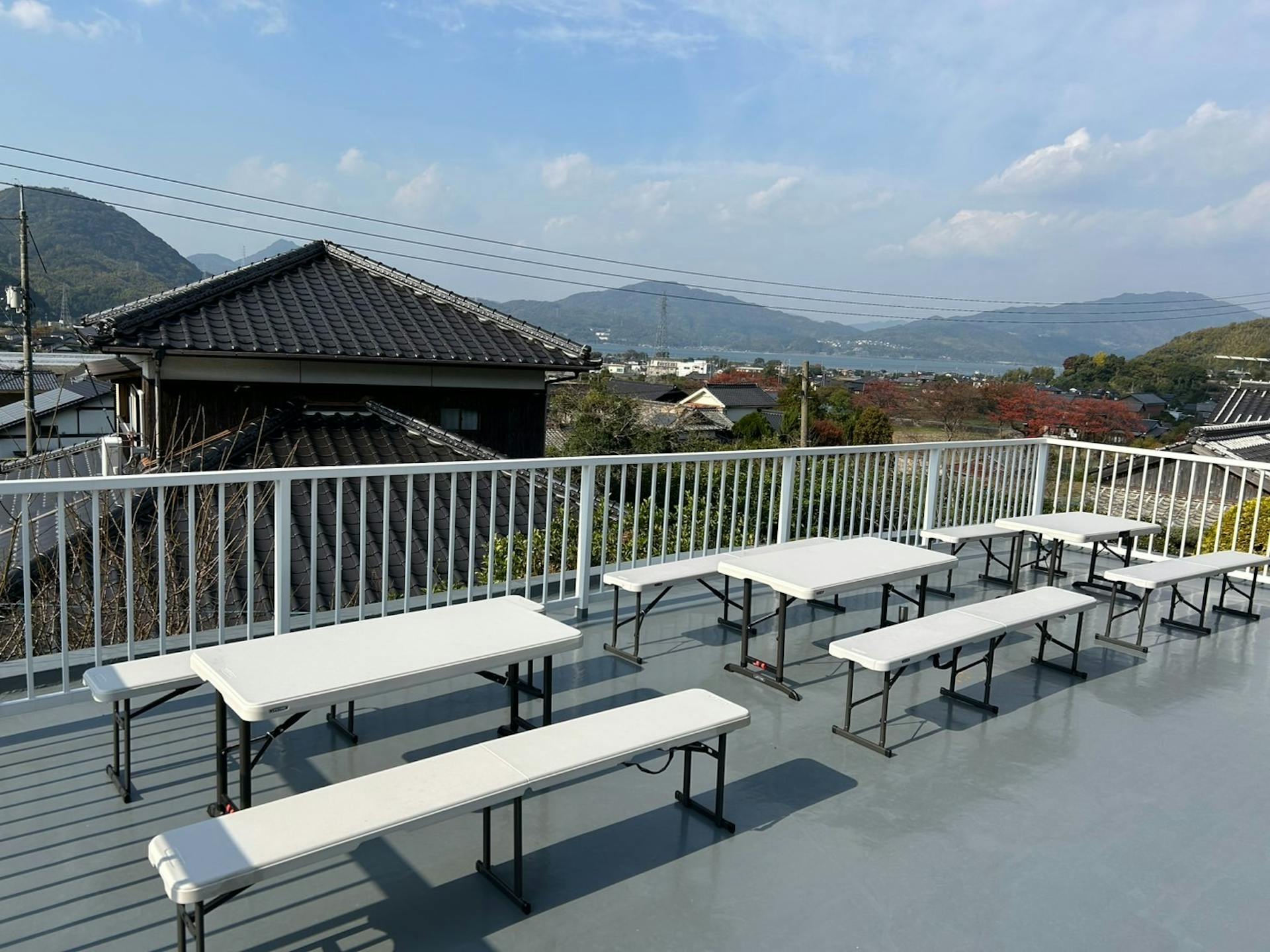 【バルコニー (25帖)】・テーブル×3　・ベンチ×6