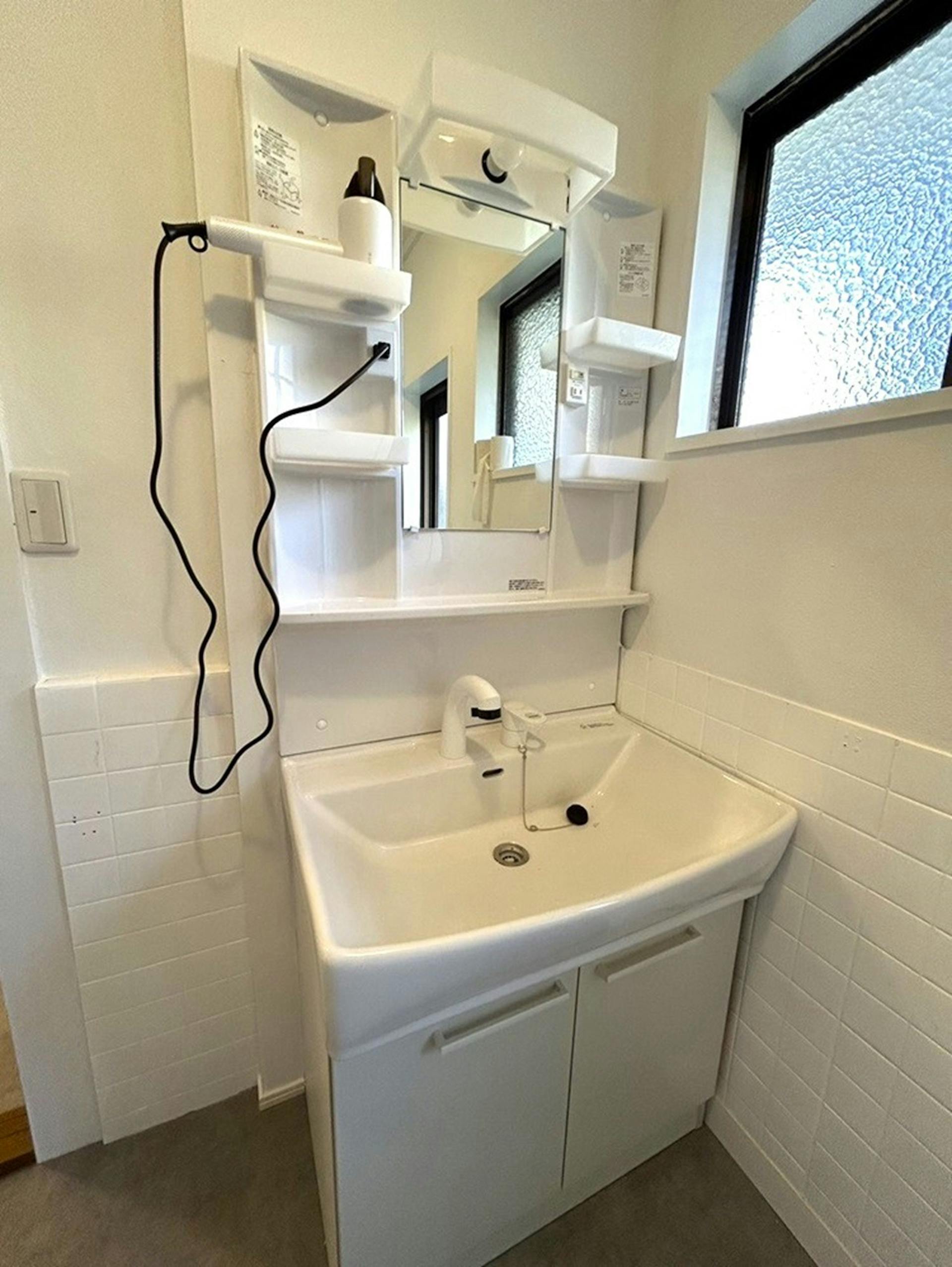 シャワー付き洗面台　・ドライヤーあり