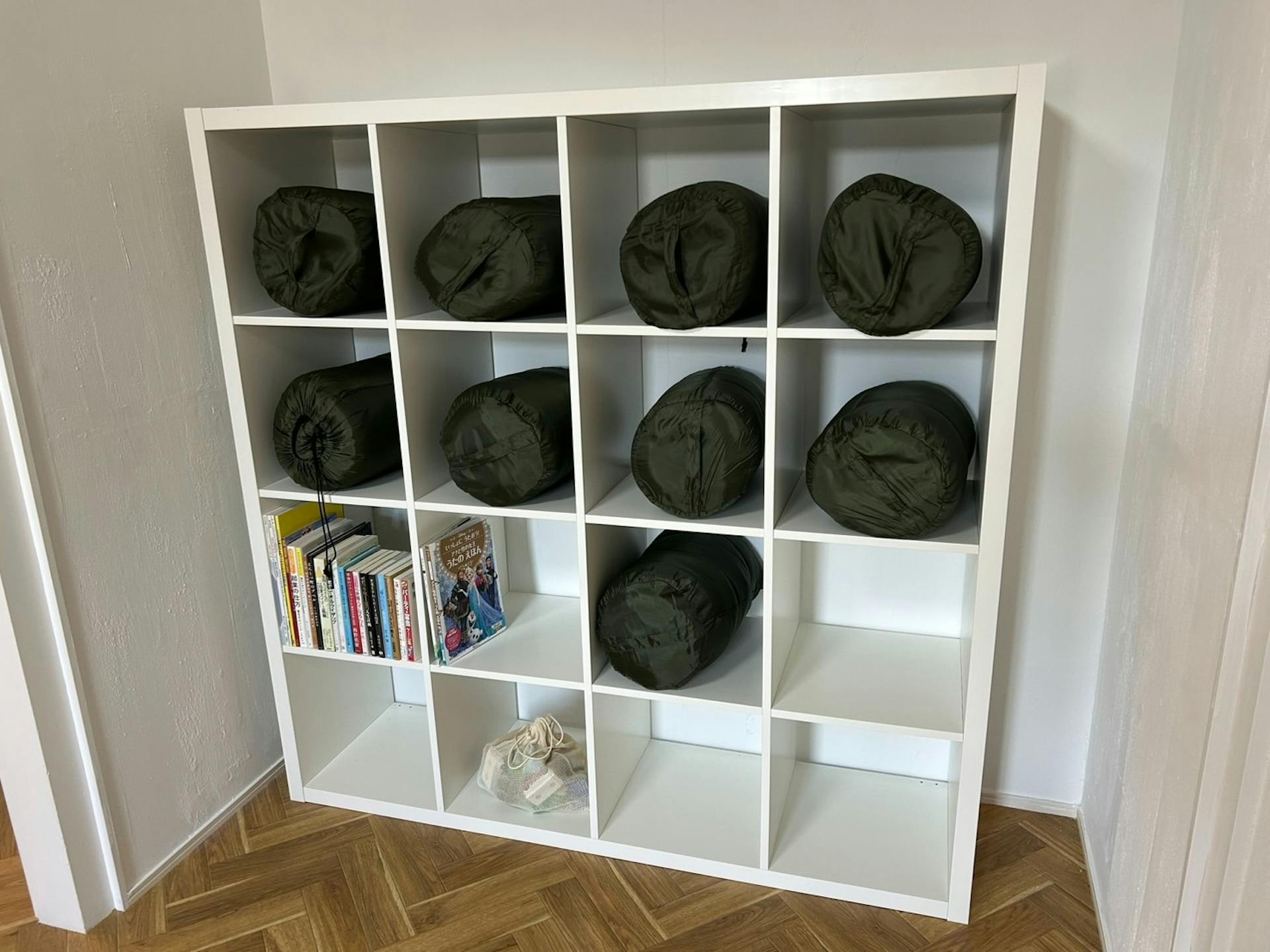 シュラフ30個　※掛け布団や毛布はありません。必要に応じてお持ち込みください。