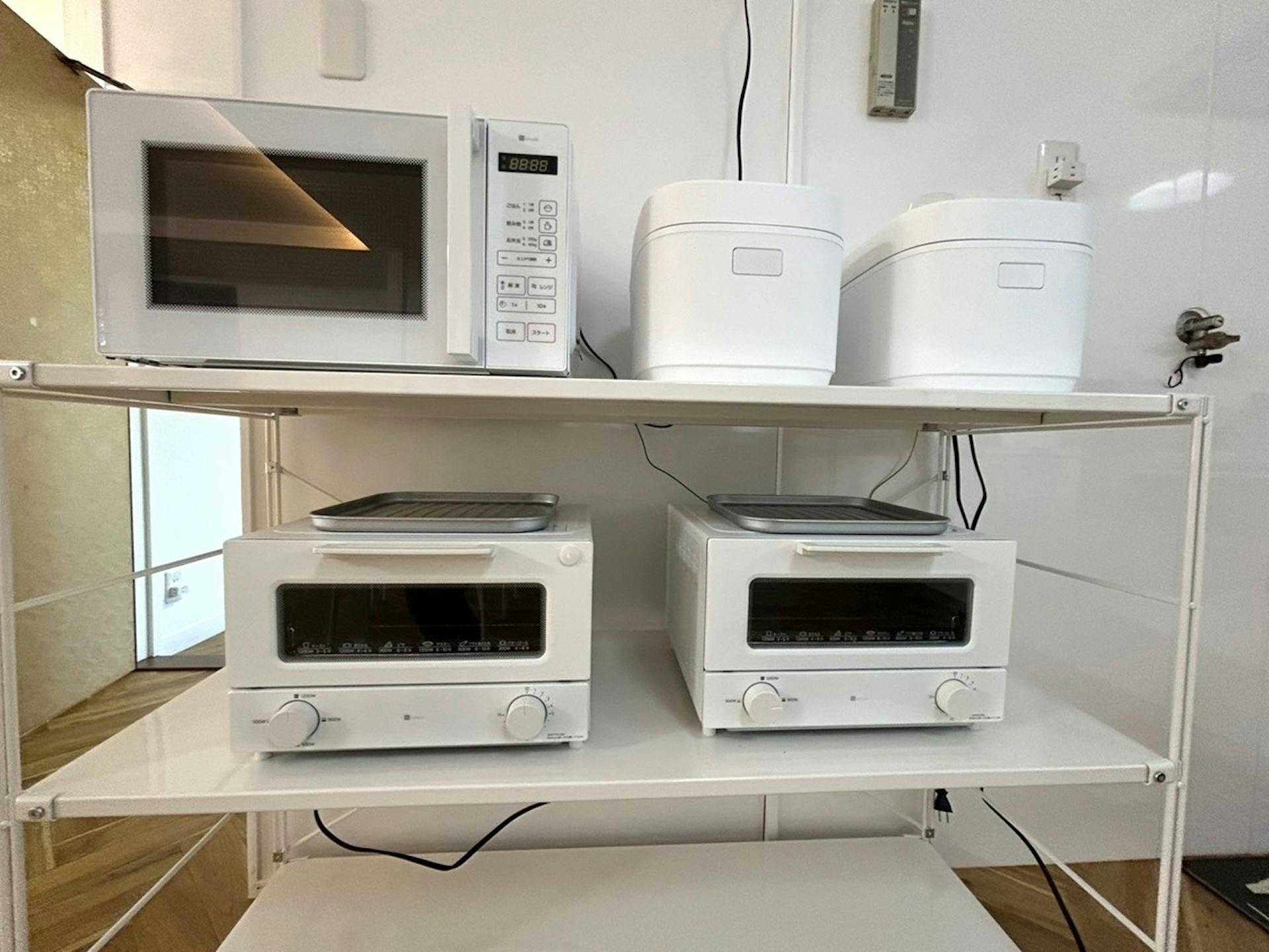 ・電子レンジ　・炊飯器5合炊き×2　・トースター×2