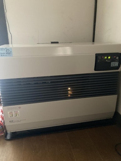 リビングに大きいヒーターもあります