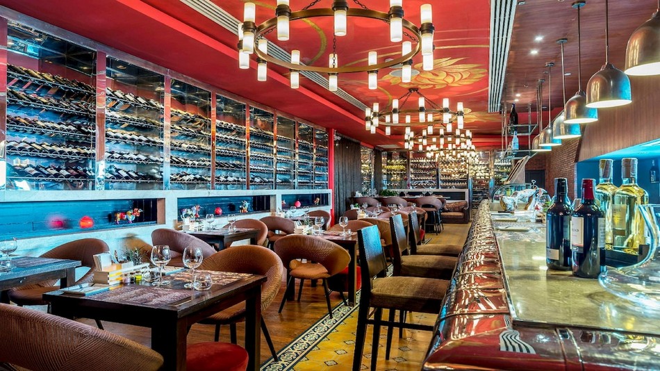 「Tapas Vino」スペイン料理レストラン　営業時間：月‐日曜日18時－22時半