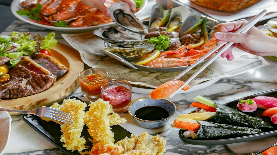 「ATELIER 」レストラン・シーフードブッフェ　場所：2階　営業時間：金・土曜日18時―22時半