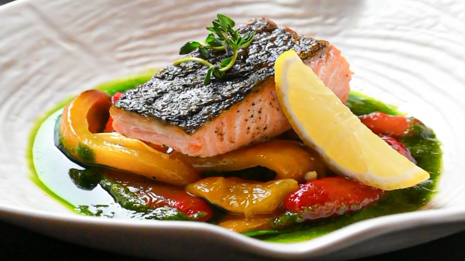 「Tapas Vino」レストラン・アラカルトビュッフェ　営業時間：金‐土曜日18時－22時半