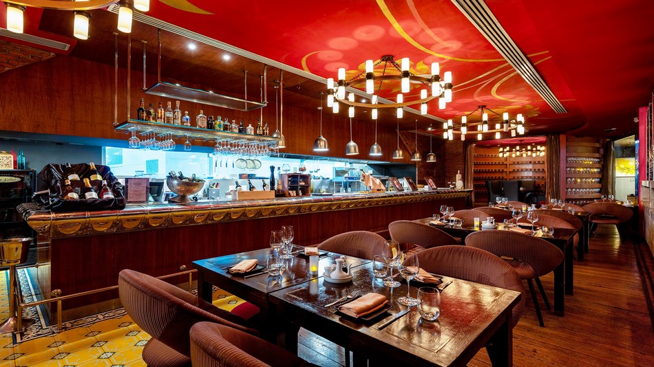 「Tapas Vino」スペイン料理レストラン　営業時間：月‐日曜日18時－22時半