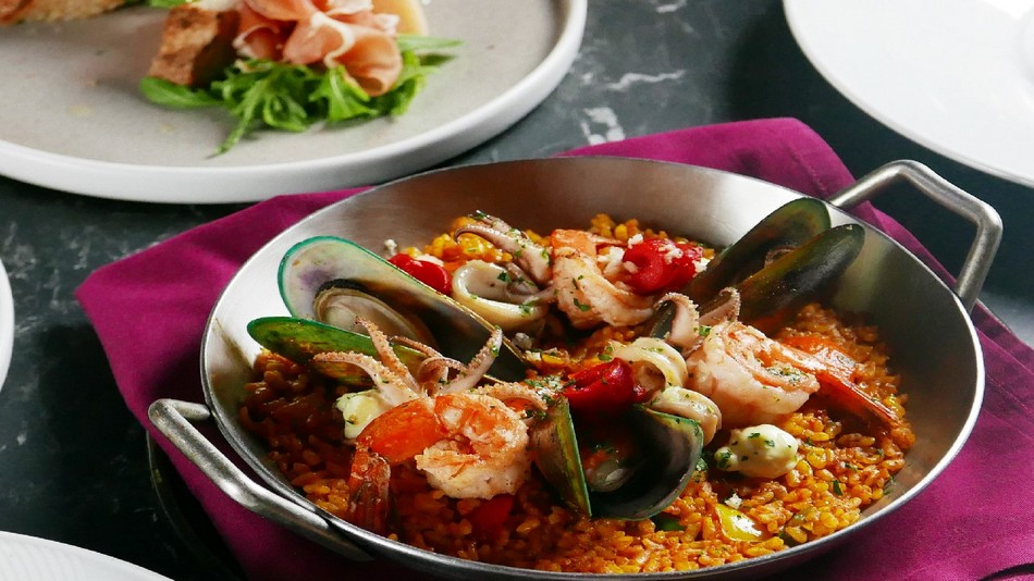 「Tapas Vino」スペイン料理レストラン　営業時間：月‐日曜日18時－22時半