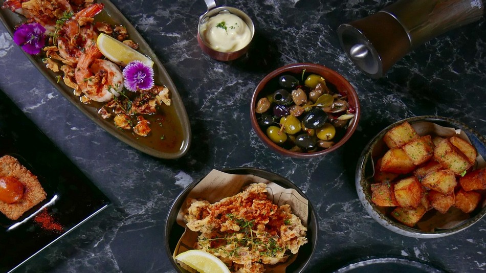 「Tapas Vino」スペイン料理レストラン　営業時間：月‐日曜日18時－22時半