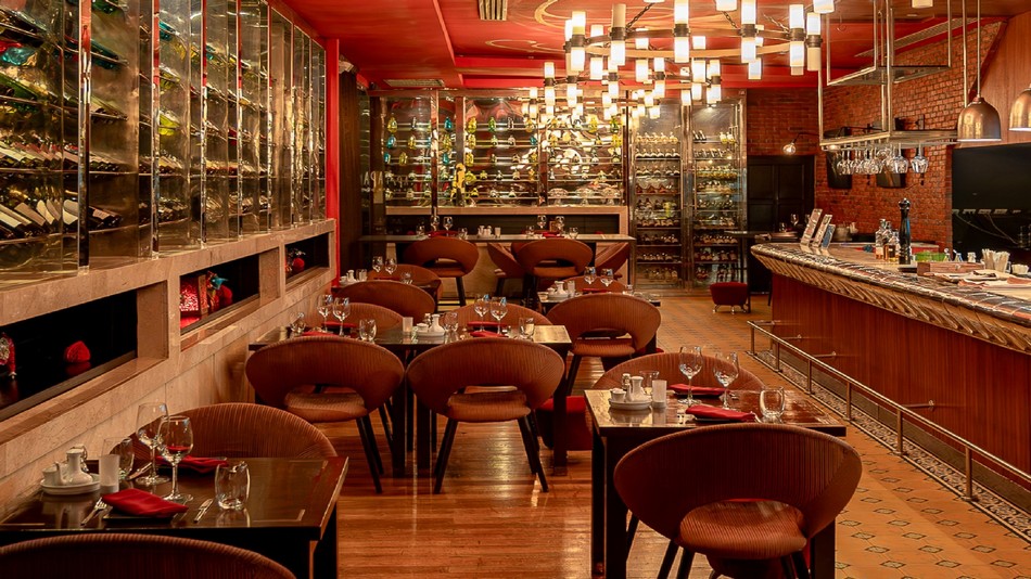 「Tapas Vino」スペイン料理レストラン　営業時間：月‐日曜日18時－22時半