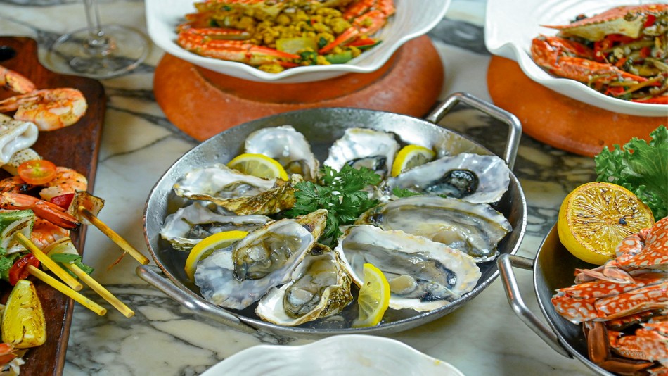 「ATELIER 」レストラン・シーフードブッフェ　場所：2階　営業時間：金・土曜日18時―22時半