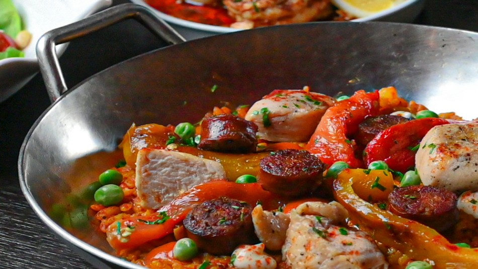 「Tapas Vino」レストラン・アラカルトビュッフェ　営業時間：金‐土曜日18時－22時半