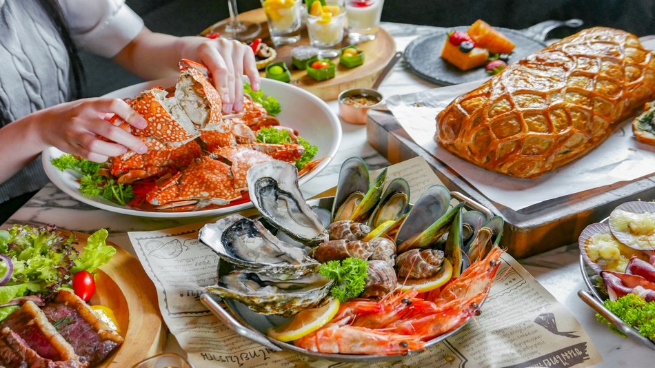 「ATELIER 」レストラン・シーフードブッフェ　場所：2階　営業時間：金・土曜日18時―22時半