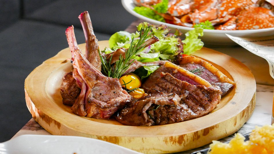 「ATELIER 」レストラン・シーフードブッフェ　場所：2階　営業時間：金・土曜日18時―22時半