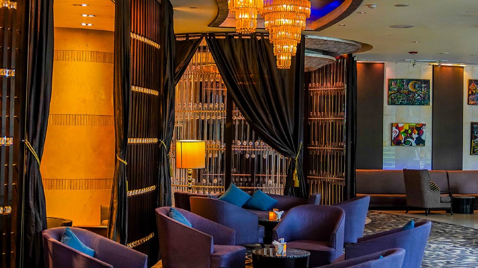 「INBLU」バー &テラス　営業時間：月&ndash;日曜日 時間：午後17時&ndash; 24時