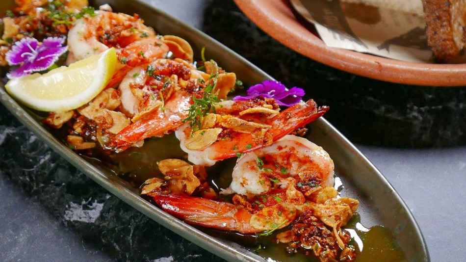 「Tapas Vino」スペイン料理レストラン　営業時間：月‐日曜日18時－22時半