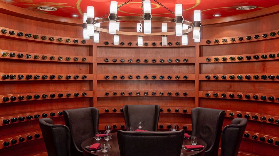 「Tapas Vino」スペイン料理レストラン　営業時間：月‐日曜日18時－22時半