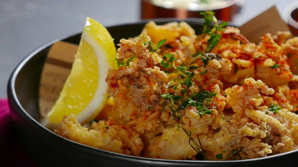 「Tapas Vino」スペイン料理レストラン　営業時間：月‐日曜日18時－22時半