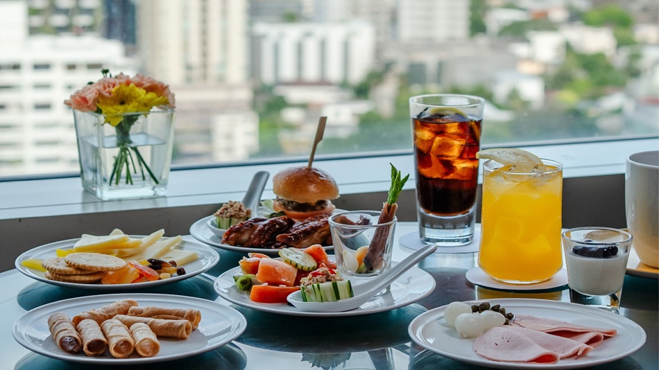 エグゼクティブクラブラウンジ　場所：24階　場所：24階　イブニングカクテル 時間：午後17時-午後