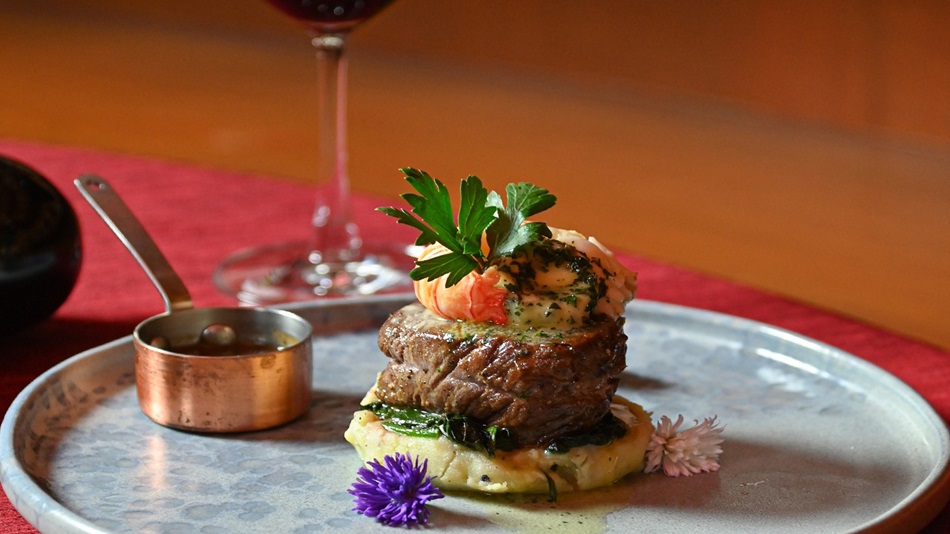 「Tapas Vino」スペイン料理レストラン　営業時間：月‐日曜日18時－22時半