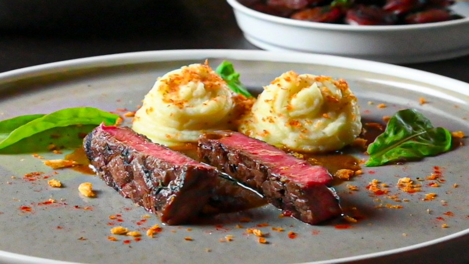 「Tapas Vino」レストラン・アラカルトビュッフェ　営業時間：金‐土曜日18時－22時半