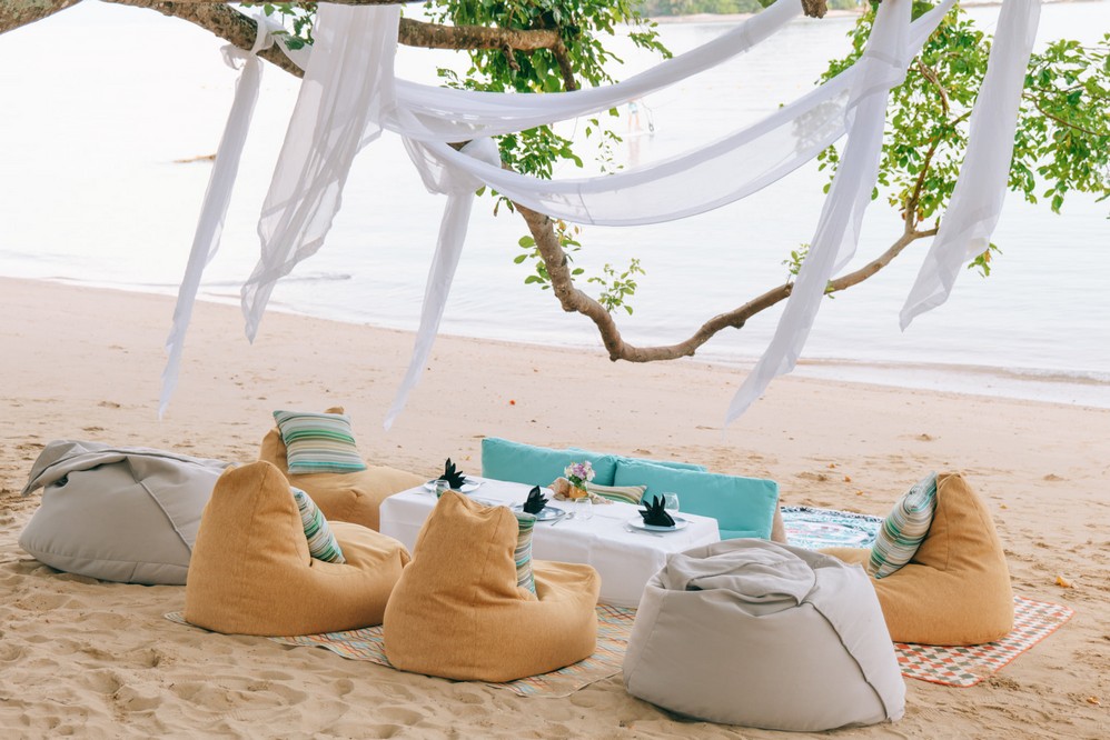 ビーチにて食事