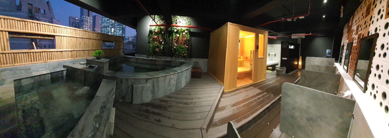 男性専用の大浴場（露天風呂）とサウナ