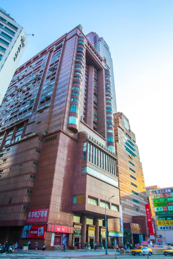 亞洲広場ビル5階、三越デパート台北駅前店の隣のビル