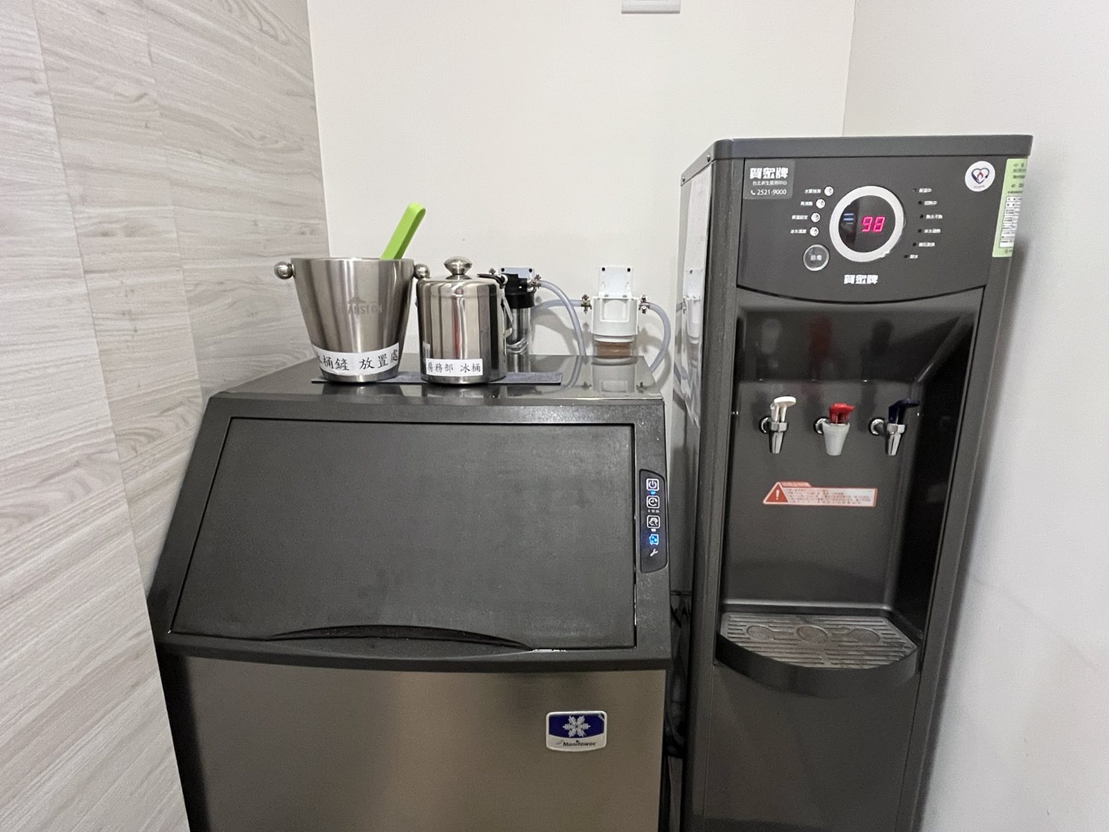 2階ウォーターサーバーとアイスマシン