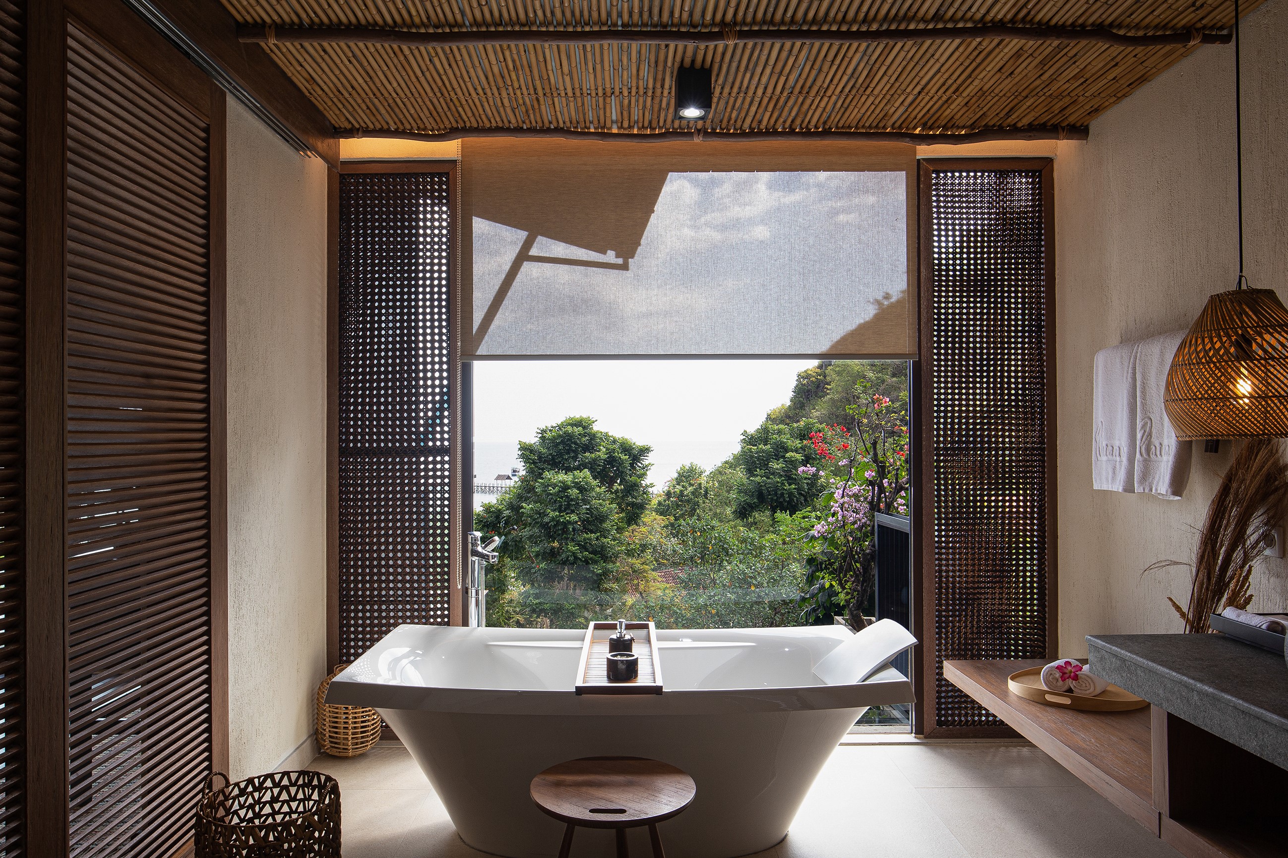 ハンギング 　プール　レジデンス　－例