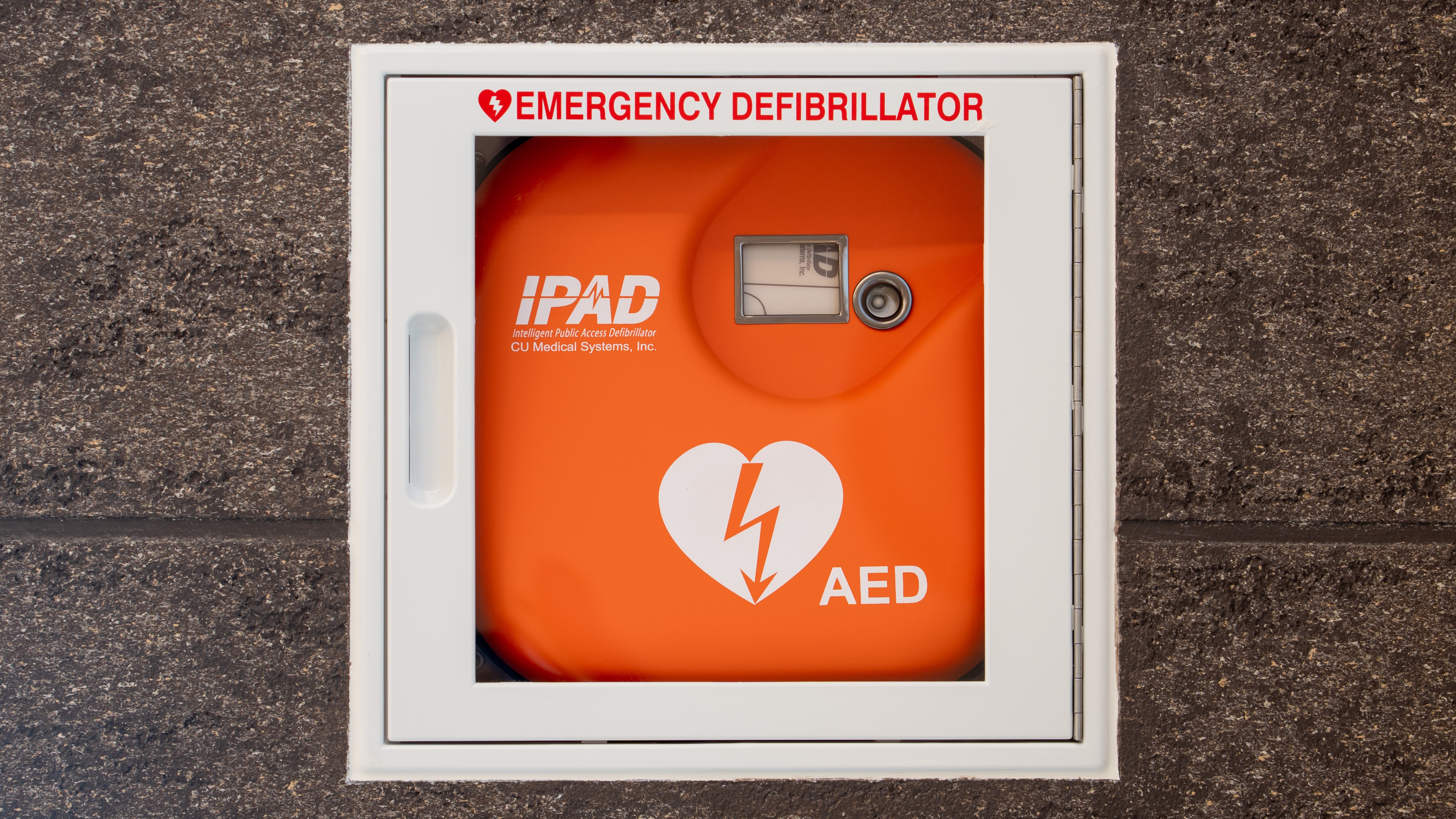 AED（自動体外除細動器）