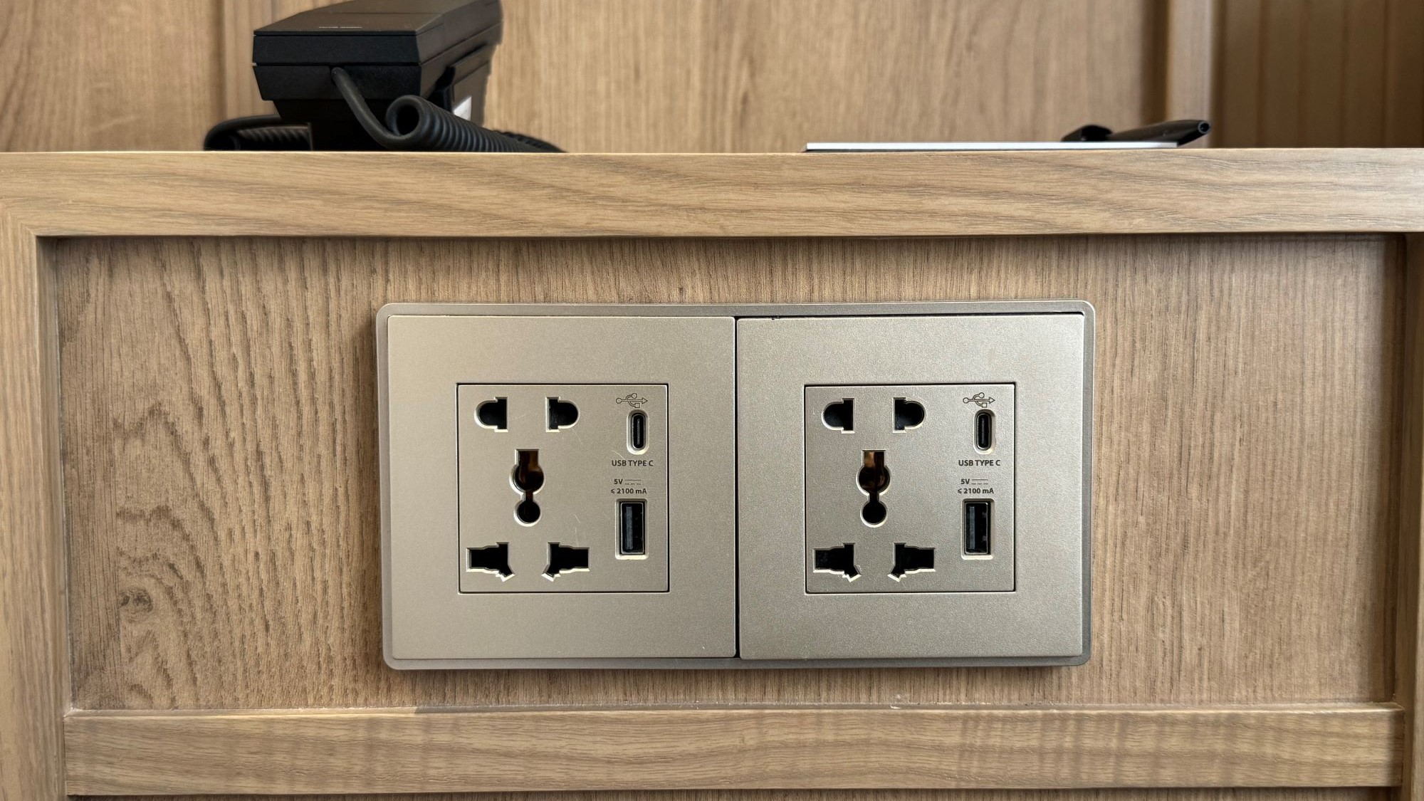 【客室内コンセント/USBポート】「電圧が110-240V対応可能なもの」ご利用いただけます。