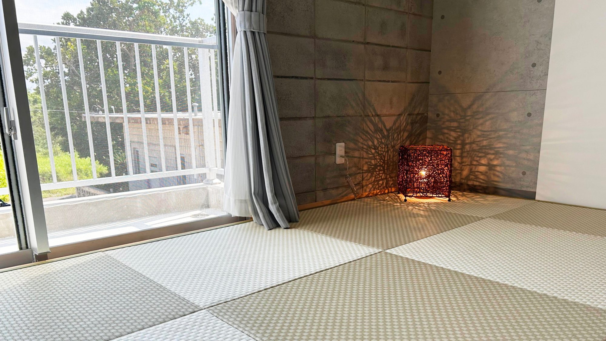 ・【202/和室】正方形の琉球畳を配した和室は足を伸ばしておくつろぎいただけます