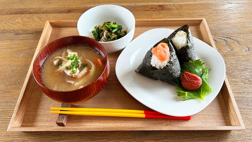 ・【朝食】具だくさんのお味噌汁に、ふっくらと握ったおにぎり。ホッとする味わいです（一例）