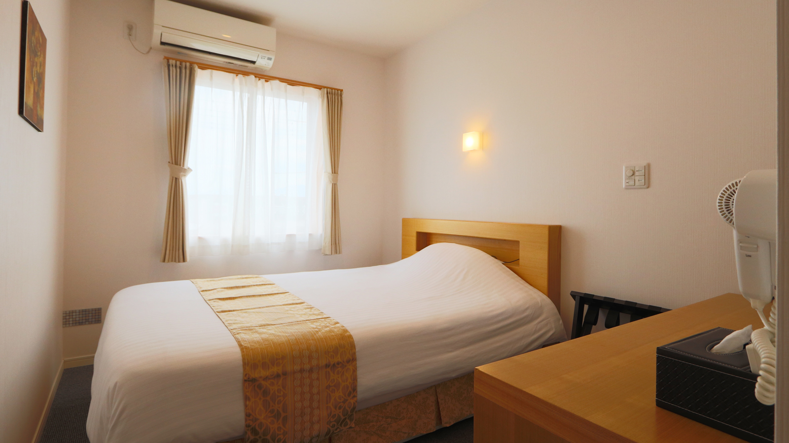 【シングルルーム】-140cmのダブルサイズベッドをご利用いただけます-*