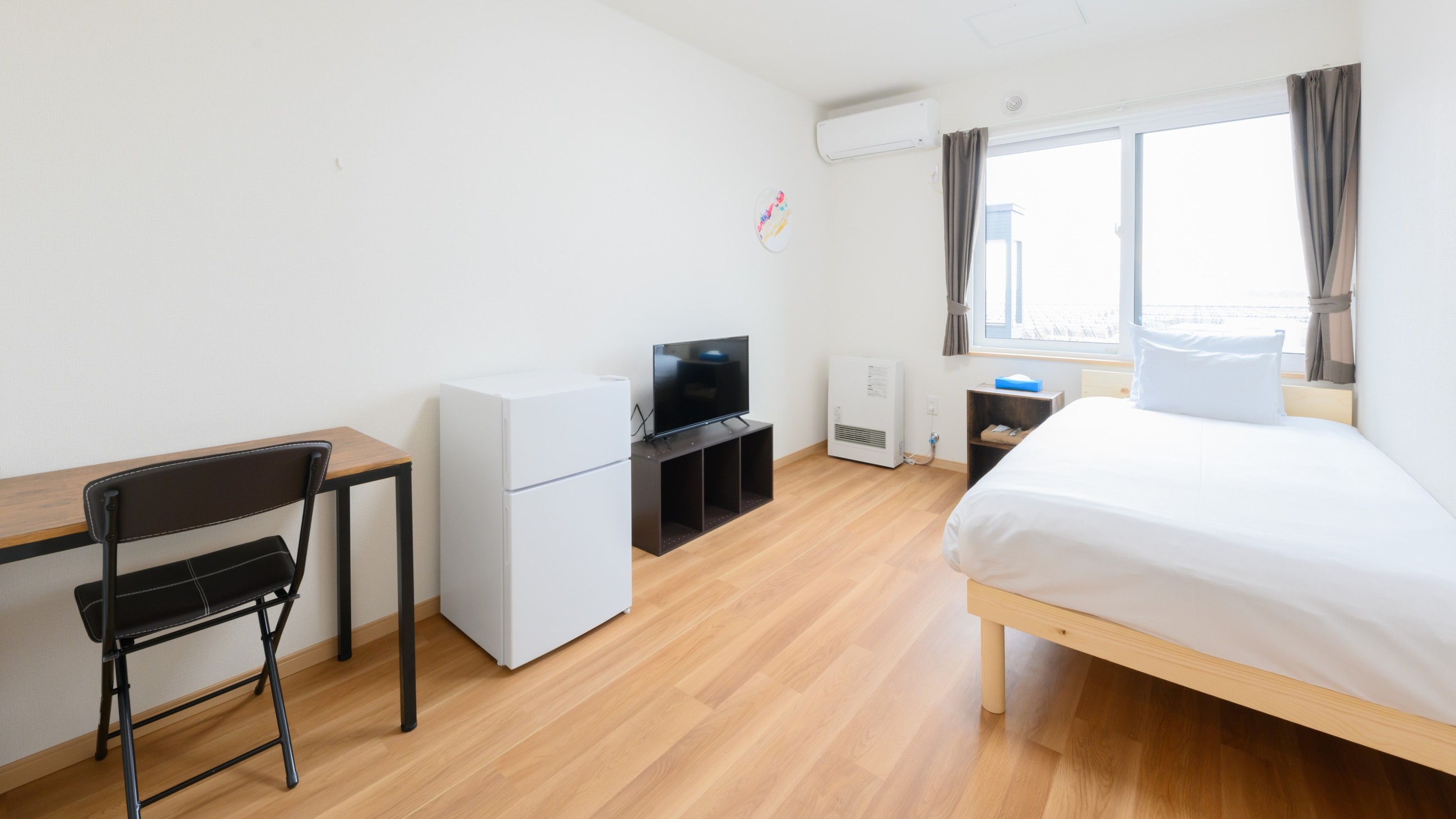 【素泊まり】全室個室のプライベート空間はスマートテレビ＆冷暖房を完備